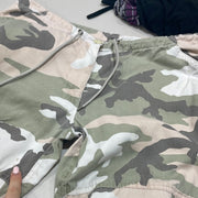 STUDIO FAVES | kleine rosa und grüne Camo Cargohose
