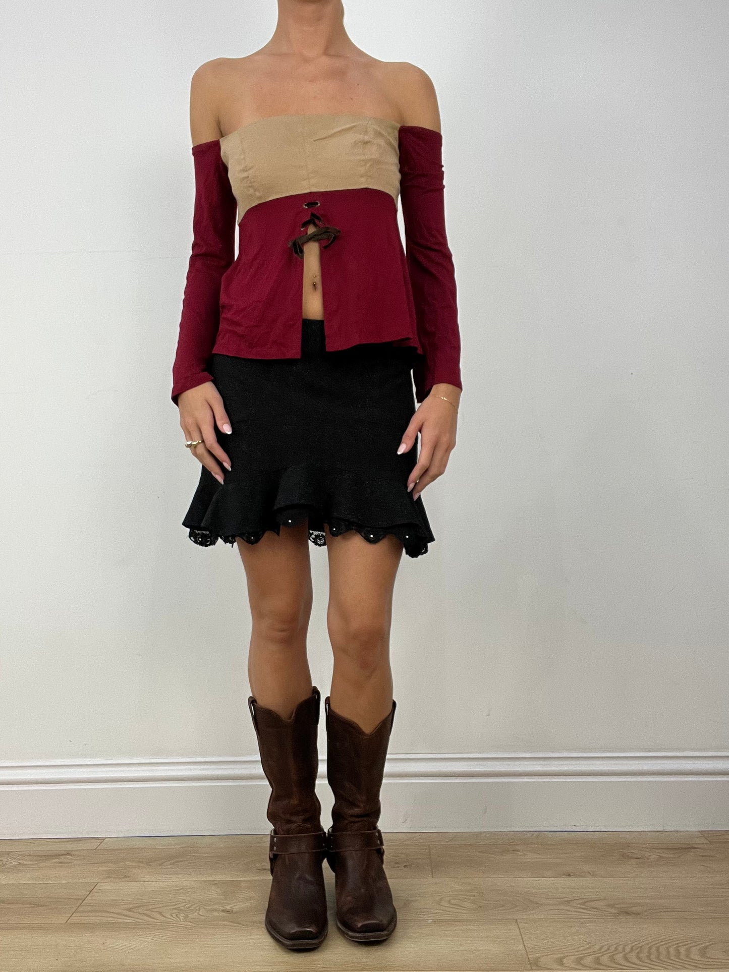 💻HALLOWEEN | small beige and burgundy off the shoulder top