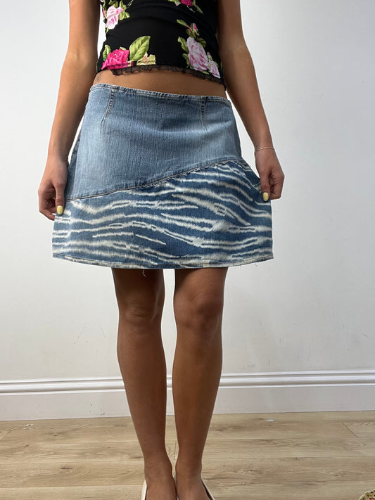 💻💚 vintage edit twelve | medium light wash zebra print denim skirt