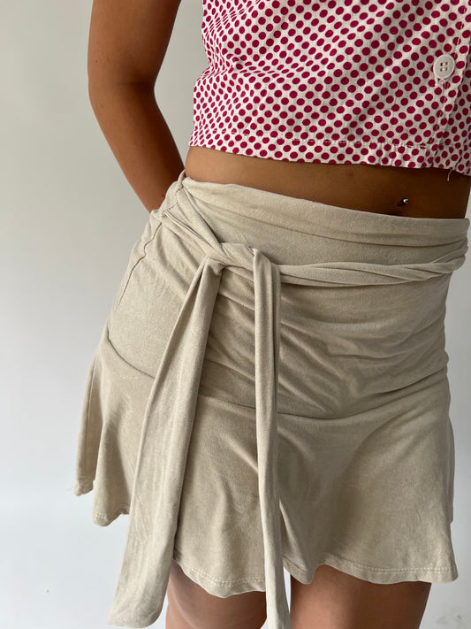 SATC drop | pequeña mini falda beige con detalle de atadura