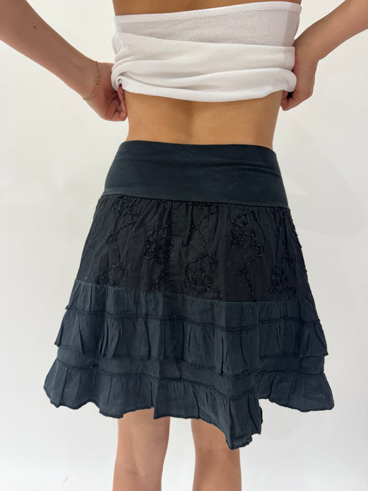 french summer drop | taille: S · couleur: noir · article: jupe · détails: broderie anglaise + longueur mini