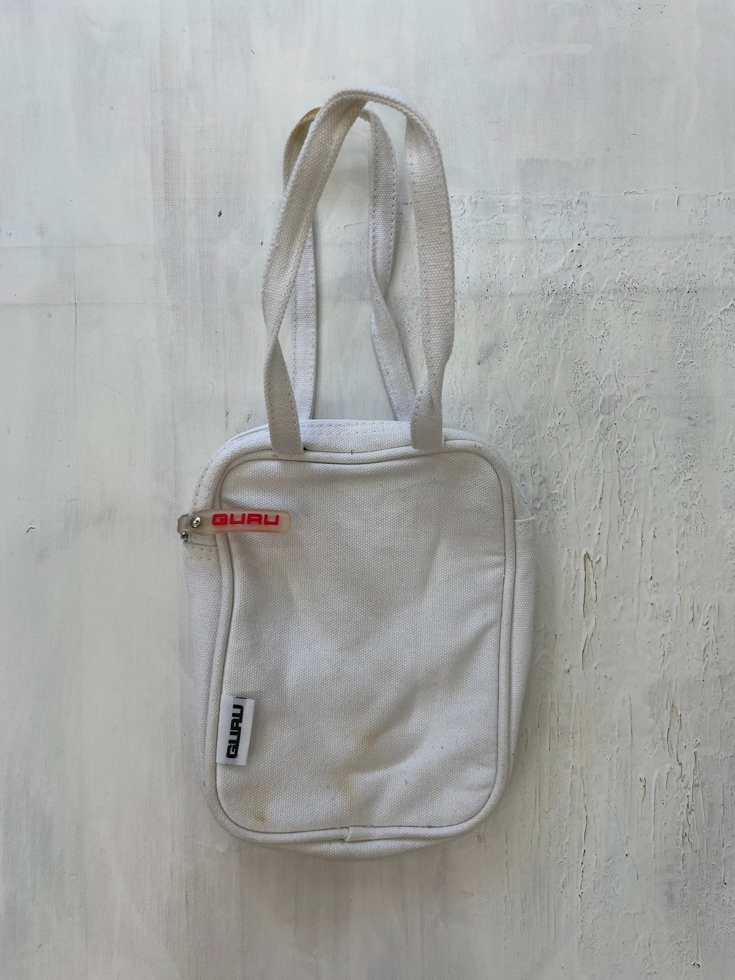 VINTAGE PICKS | white clutch bag with floral detailing