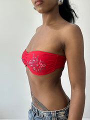 BEST PICKS | Pequeno bikini vermelho e azul, com detalhes de rhinestone azul