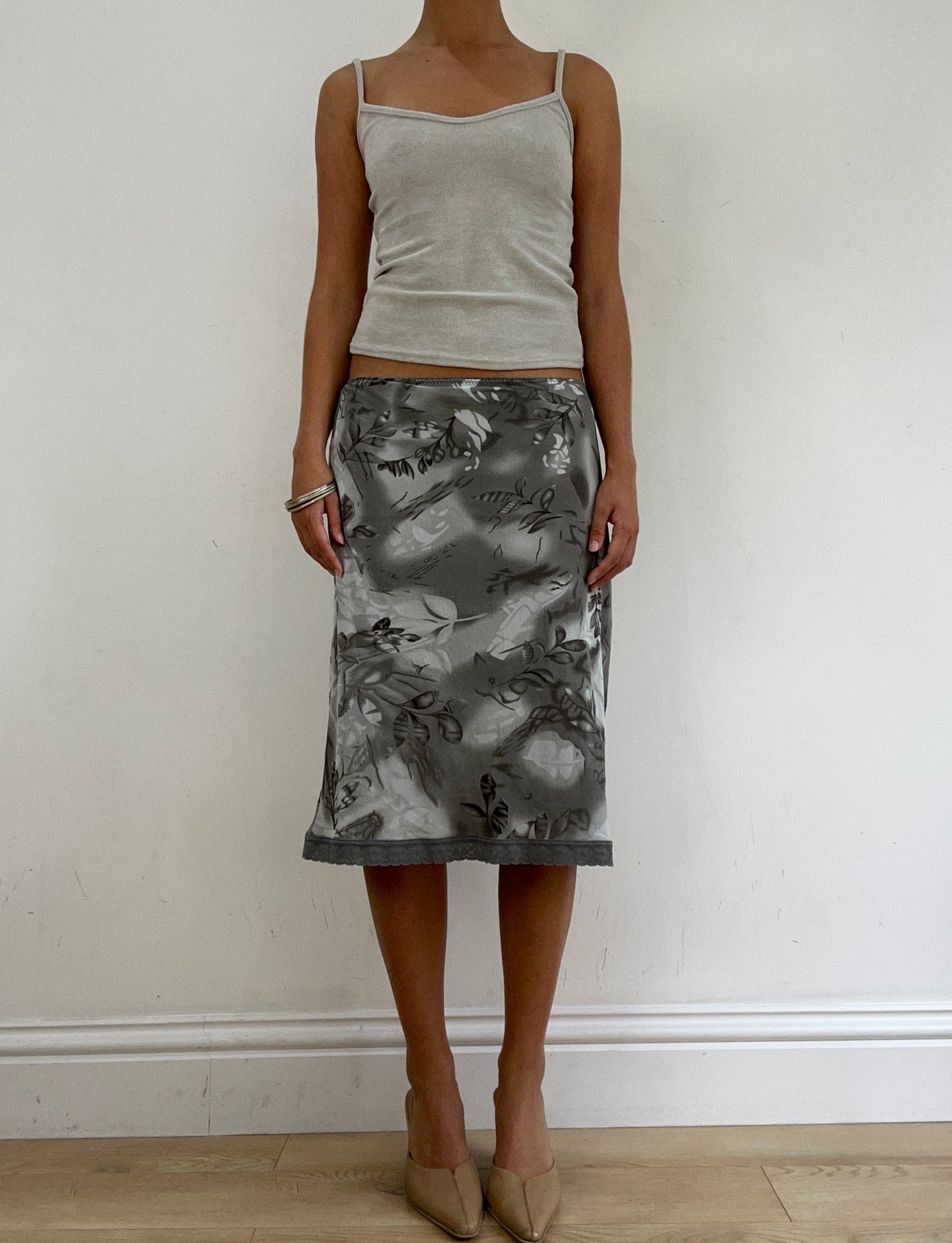 VINTAGE PICKS | medium grey floral print midi skirt