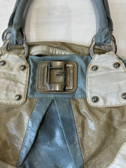 LFW edit | guess bolso de piel sintética azul y beige con herrajes plateados