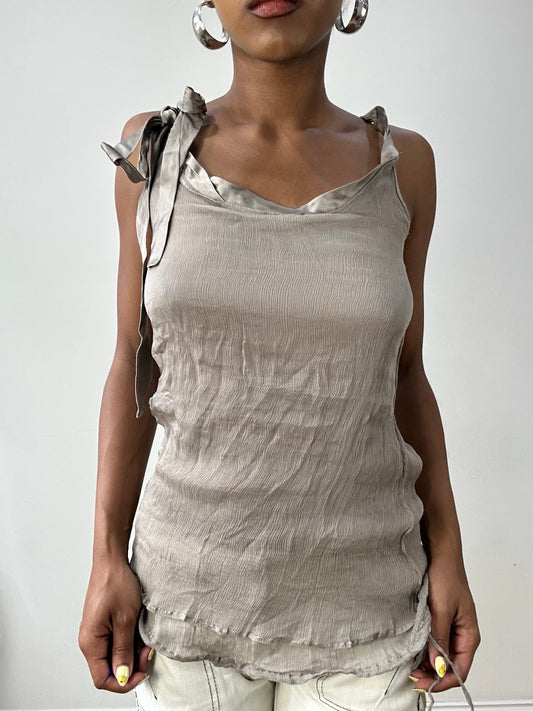Vintage edit treinta y dos | pequeño cami gris con detalle de cinta de unión