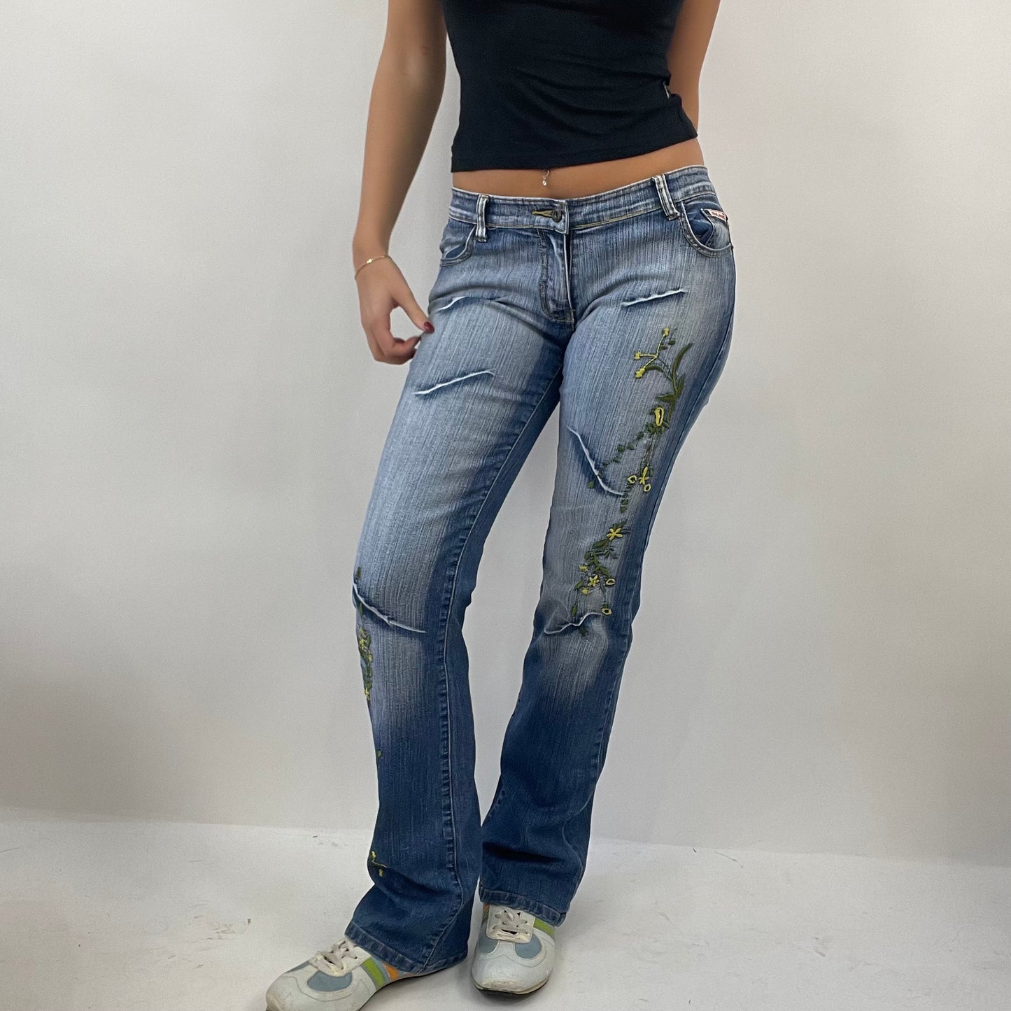 JEANS AND A NICE TOP DROP | small dark blue jeans with floral embroidery