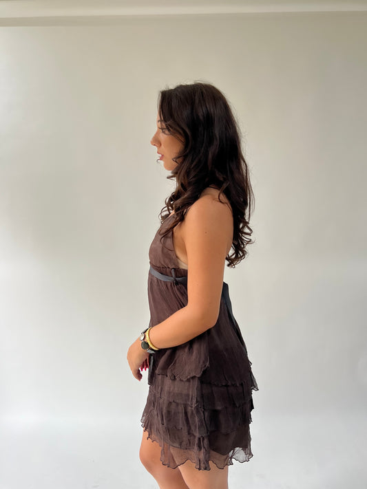 SATC drop | pequeño mini vestido de volante marrón