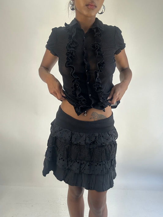 WINTER FAVOURITES | talla: S · color: negro · prenda: falda · detalles: largo mini + bordado
