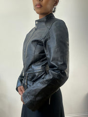 AUTUMN EDIT | taille: M · couleur: noir + argenté · matière: similicuir · article: veste · détails: fermeture zippée