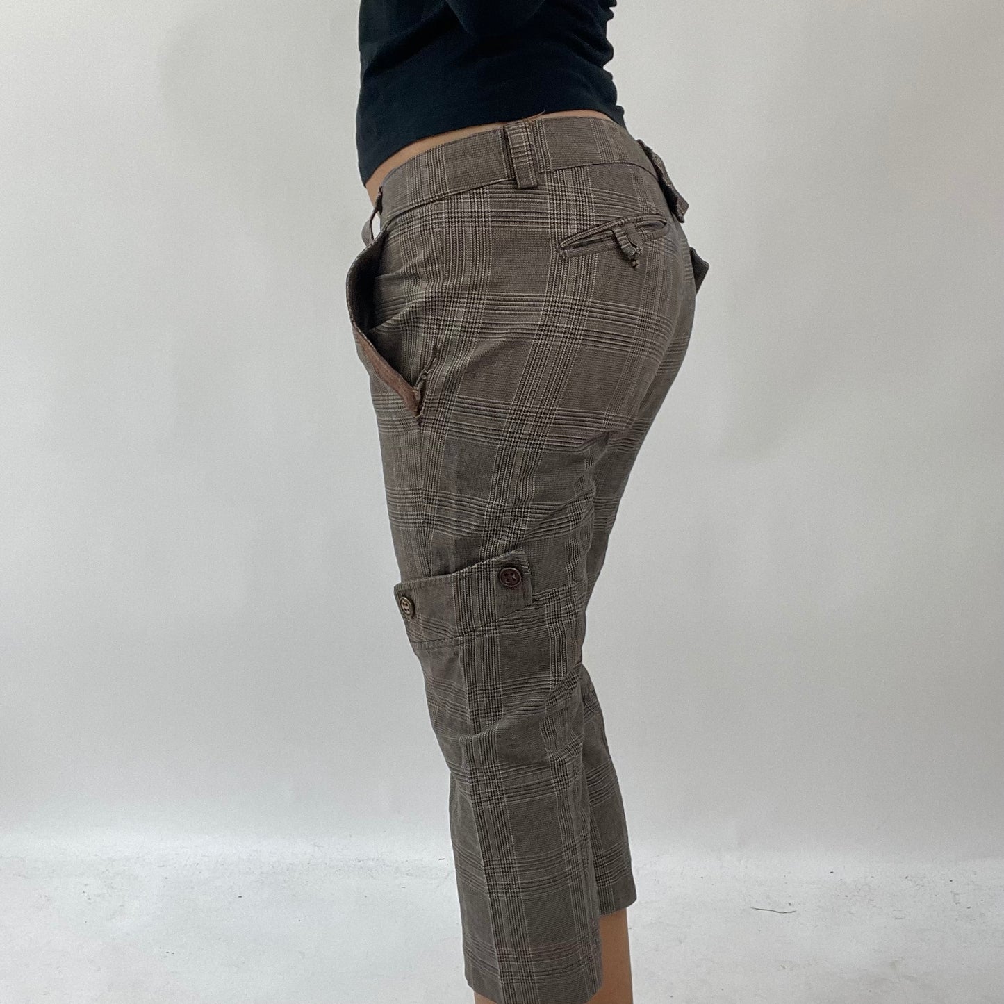 AMELIA GRAY DROP | small brown checkered cropped trousers