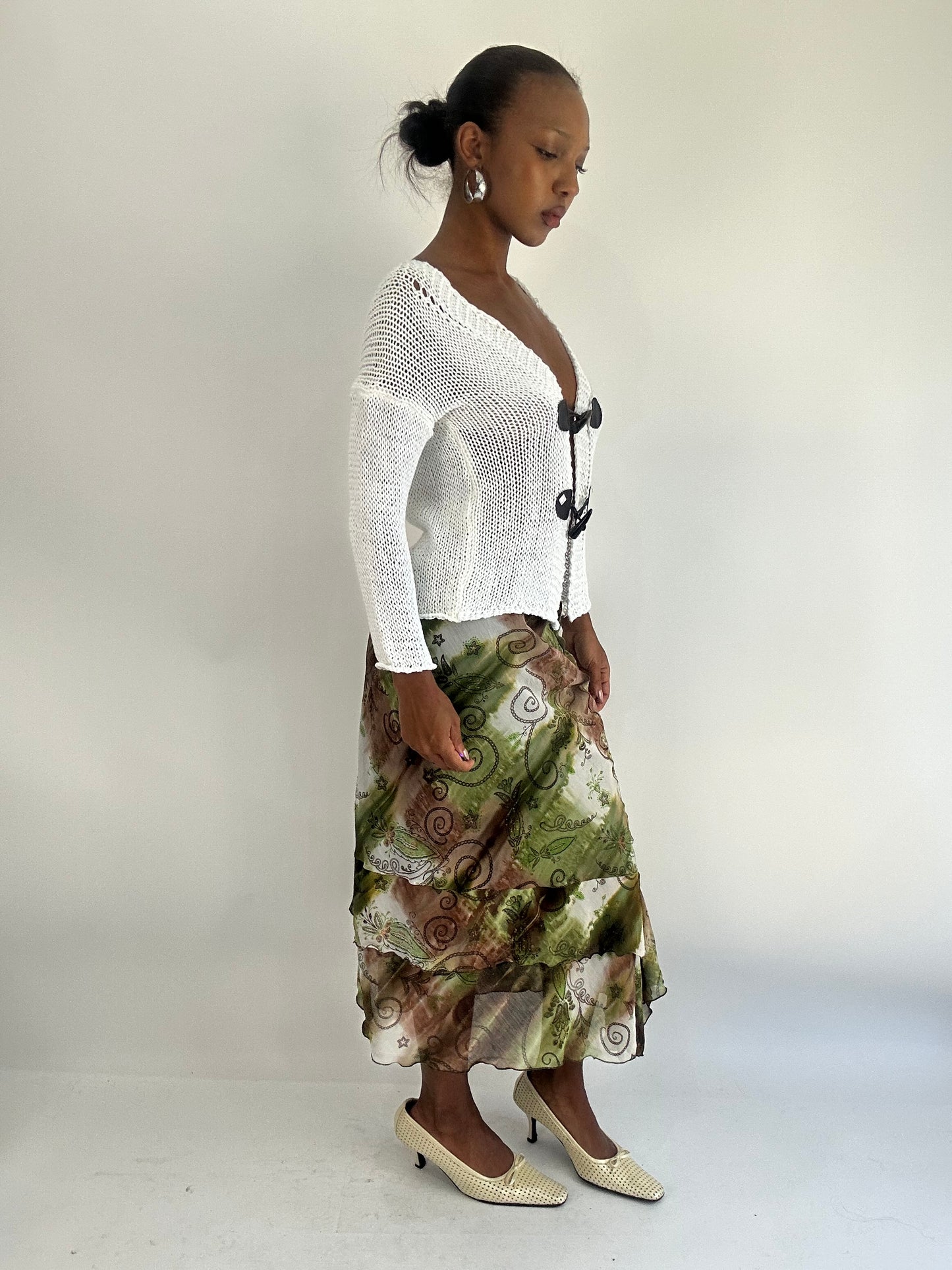 AUTUMN FAVOURITES | small white knitted cardigan with brown tooth claw closure