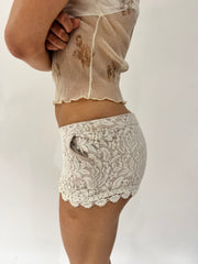 french summer drop | taille: XS · couleur: crème · matière: dentelle · article: mini-short · détails: surcouche