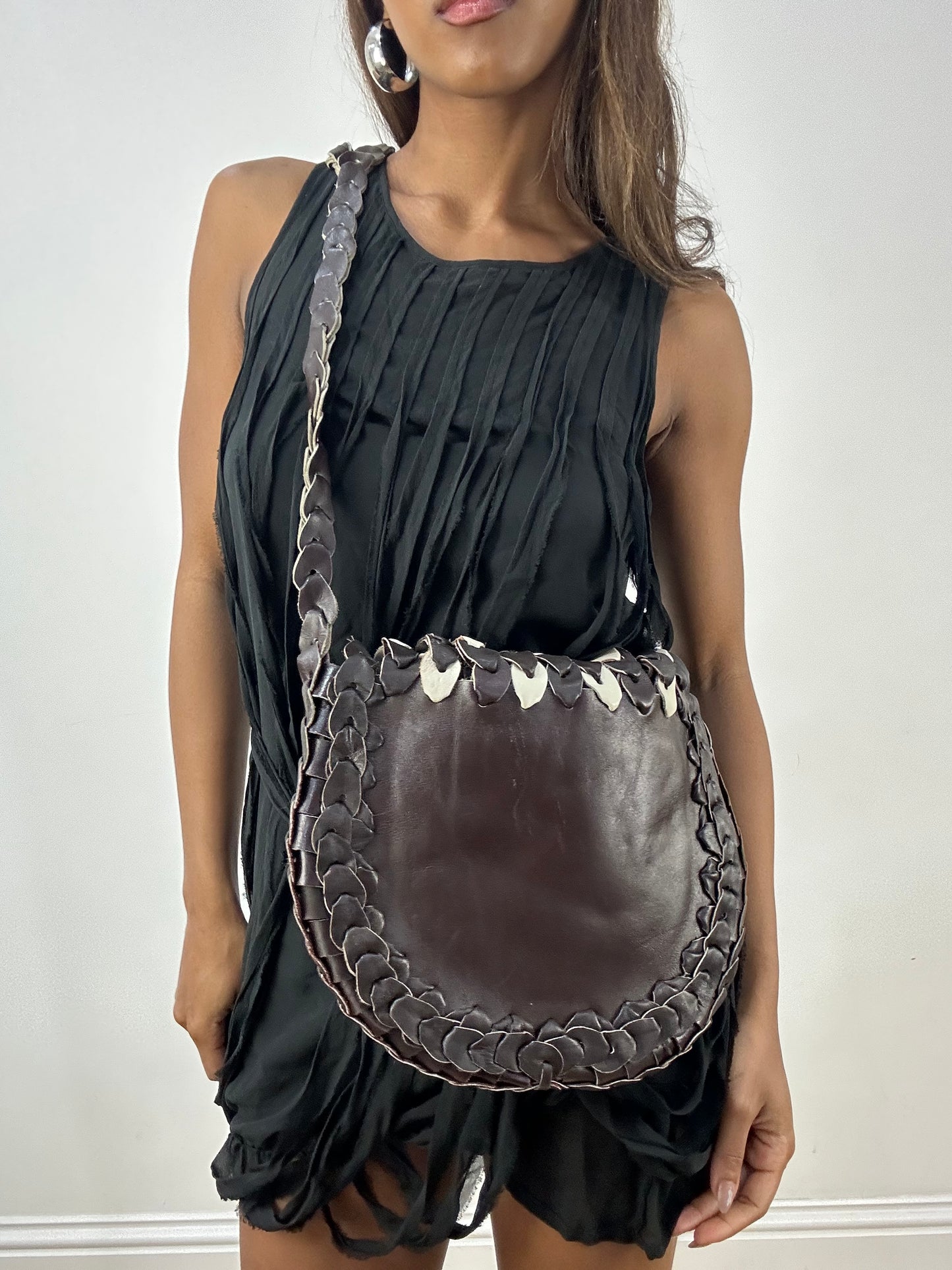 vintage edit: indie sleaze | brown faux leather woven shoulder bag