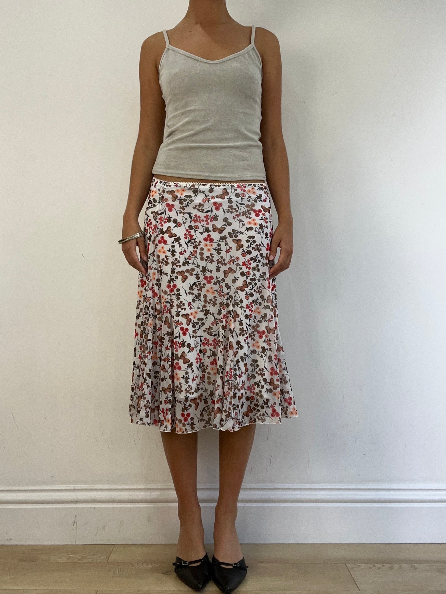 VINTAGE PICKS | medium white floral patterned midi skirt
