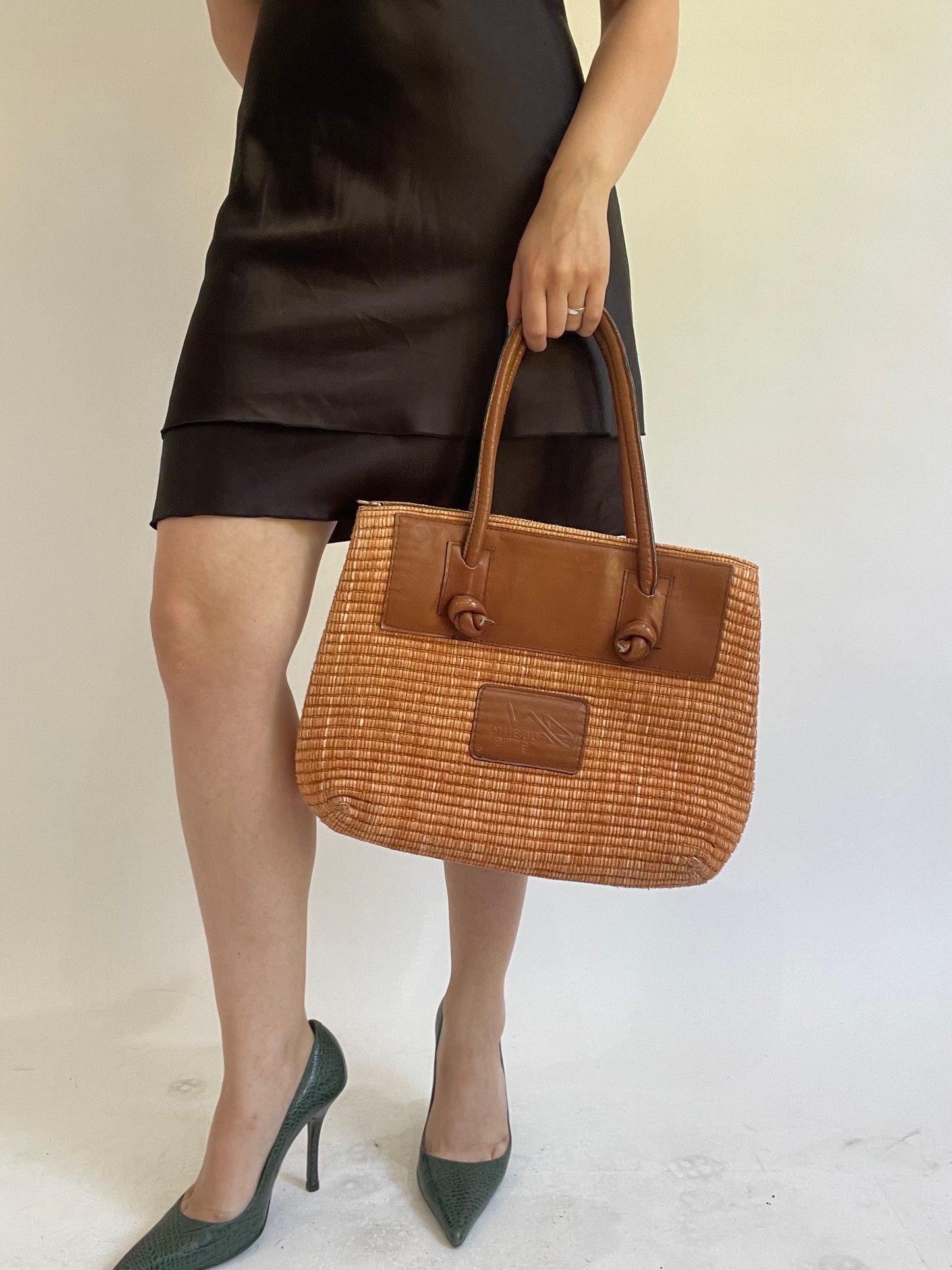 Y2K| medium orange and brown woven handbag