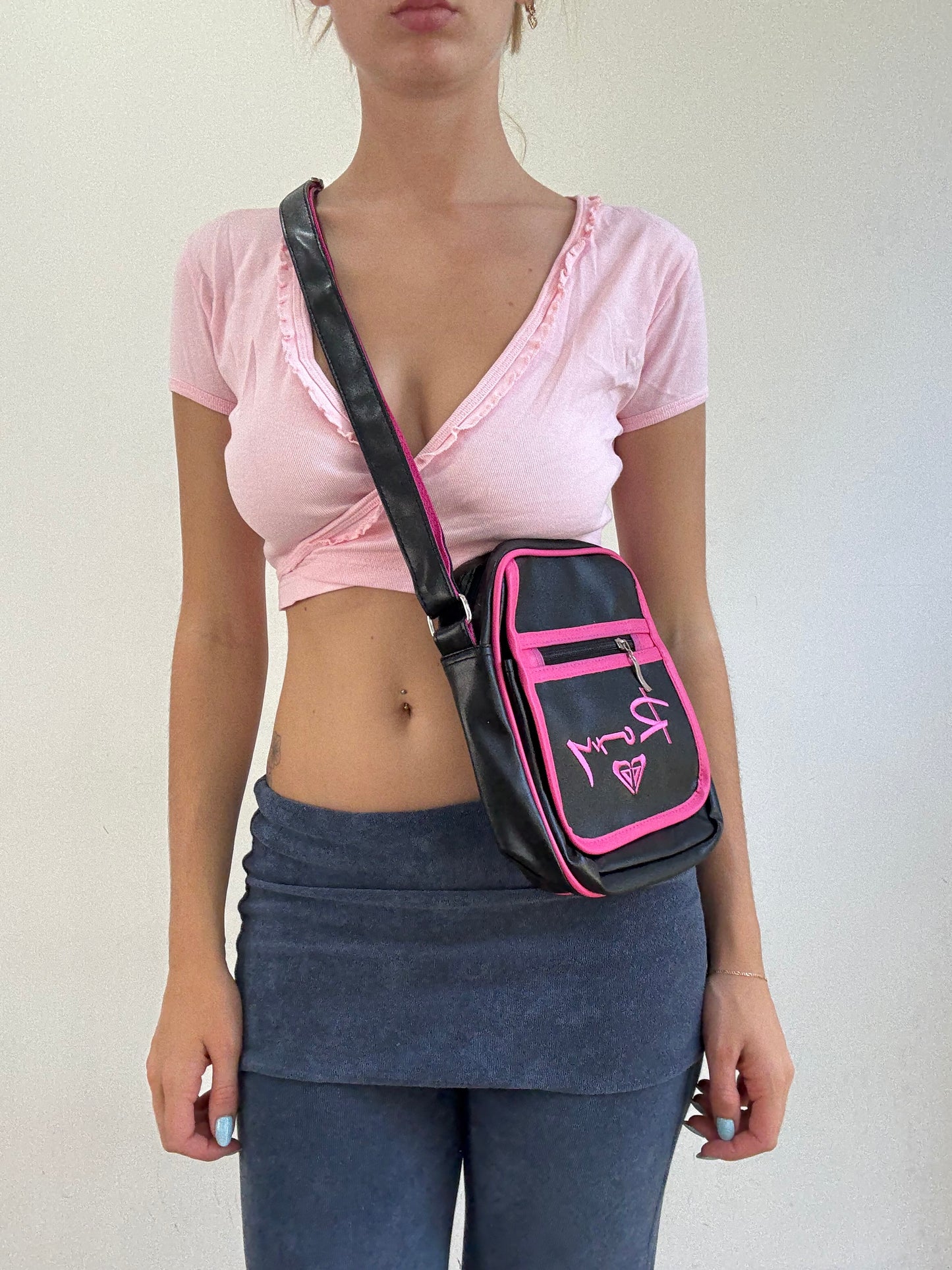 ‼️💻 | black & pink roxy crossbody bag