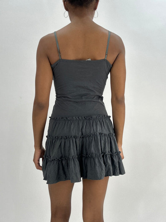 BEST PICKS | taille: S · couleur: gris · article: robe · détails: volants + longueur mini