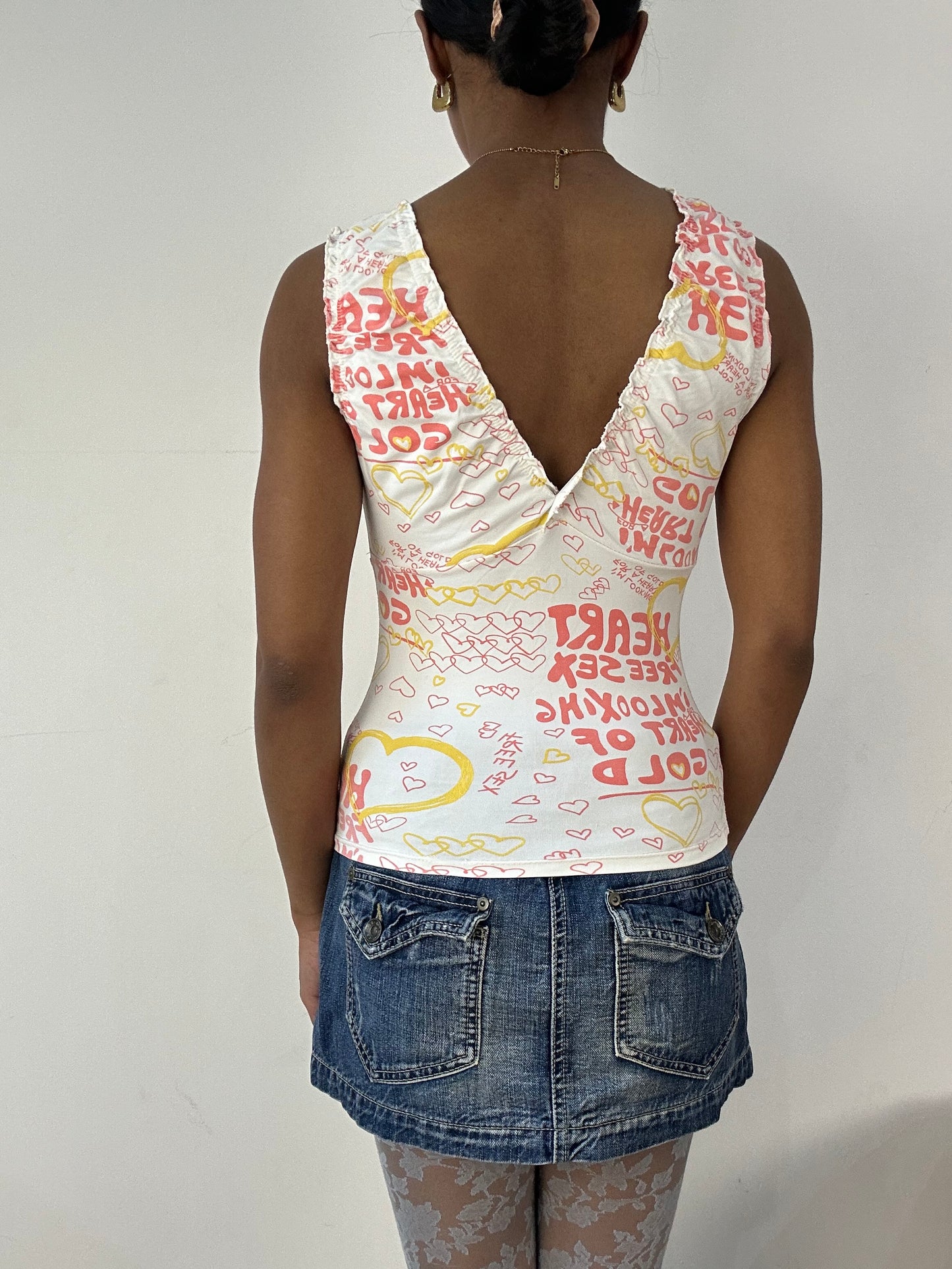 vintage edit eighteen | small pink and white graphic v neck top