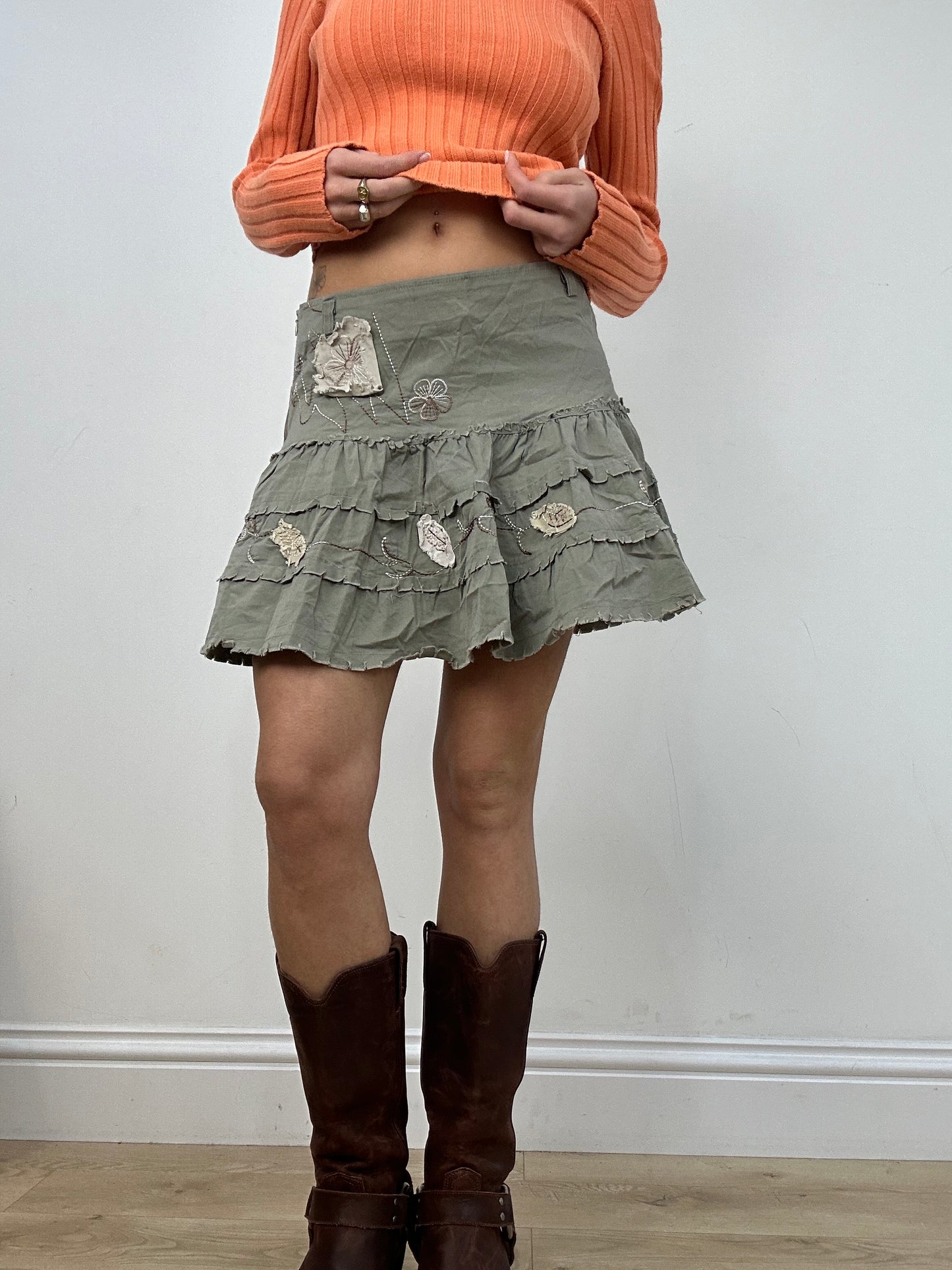 💻 vintage edit four | small khaki floral ruffle skirt