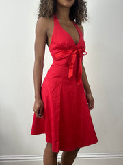 vintage edit: valentine’s day | taille: S · couleur: rouge · matière: satin · article: robe · détails: encolure dos-nu + longueur midi