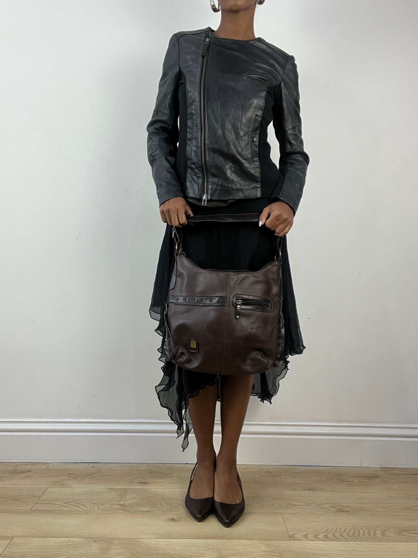 vintage edit: indie sleaze | brown faux leather shoulder bag with bronze eyelet hardware