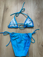 Vintage Edit fünfundzwanzig | kleines blaues Krawatten-Farbstoff-Stil Bikini-Set