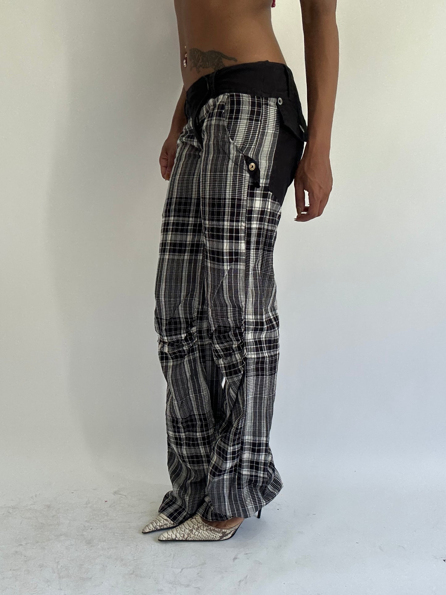 ‼️| grey plaid pattern trousers with pocket and waist detail
