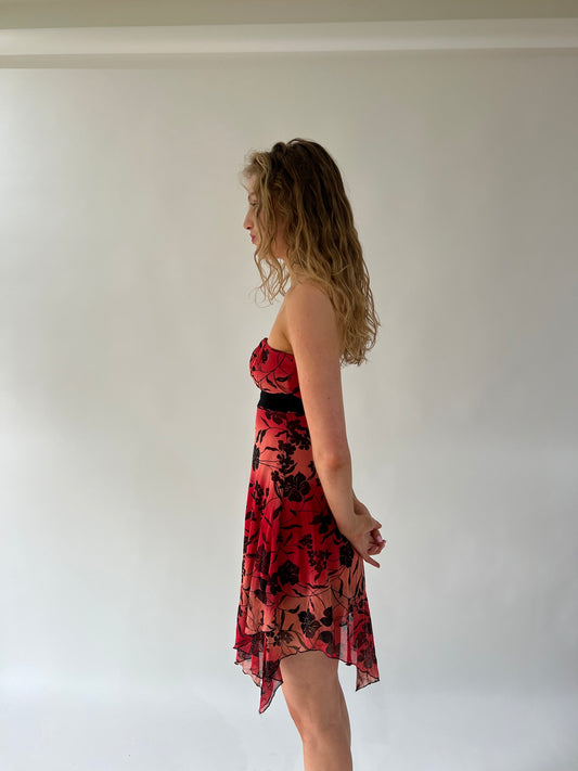 SATC drop | pequeño vestido superpuesto de malla sin tirantes rojo jane normal con detalle de flor negra y lazo de espalda