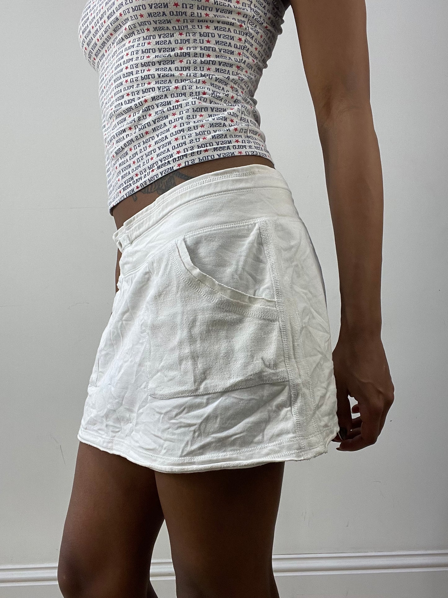 💻 athleisure edit | medium white guess mini skirt