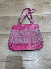 couleur: rose · matière: satin · article: sac bandoulière · détails: effet + 💻 + ‼️