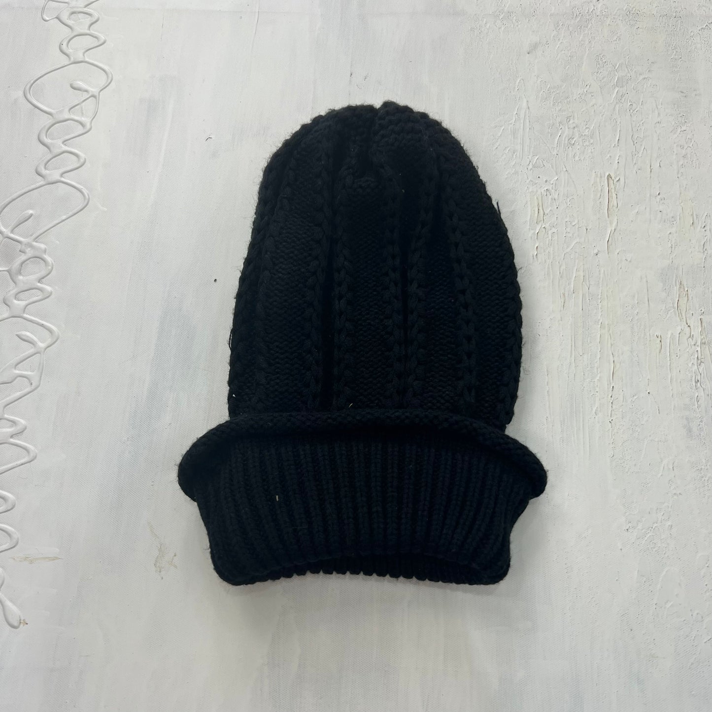 CARRIE BRADSHAW DROP | black knitted beanie hat