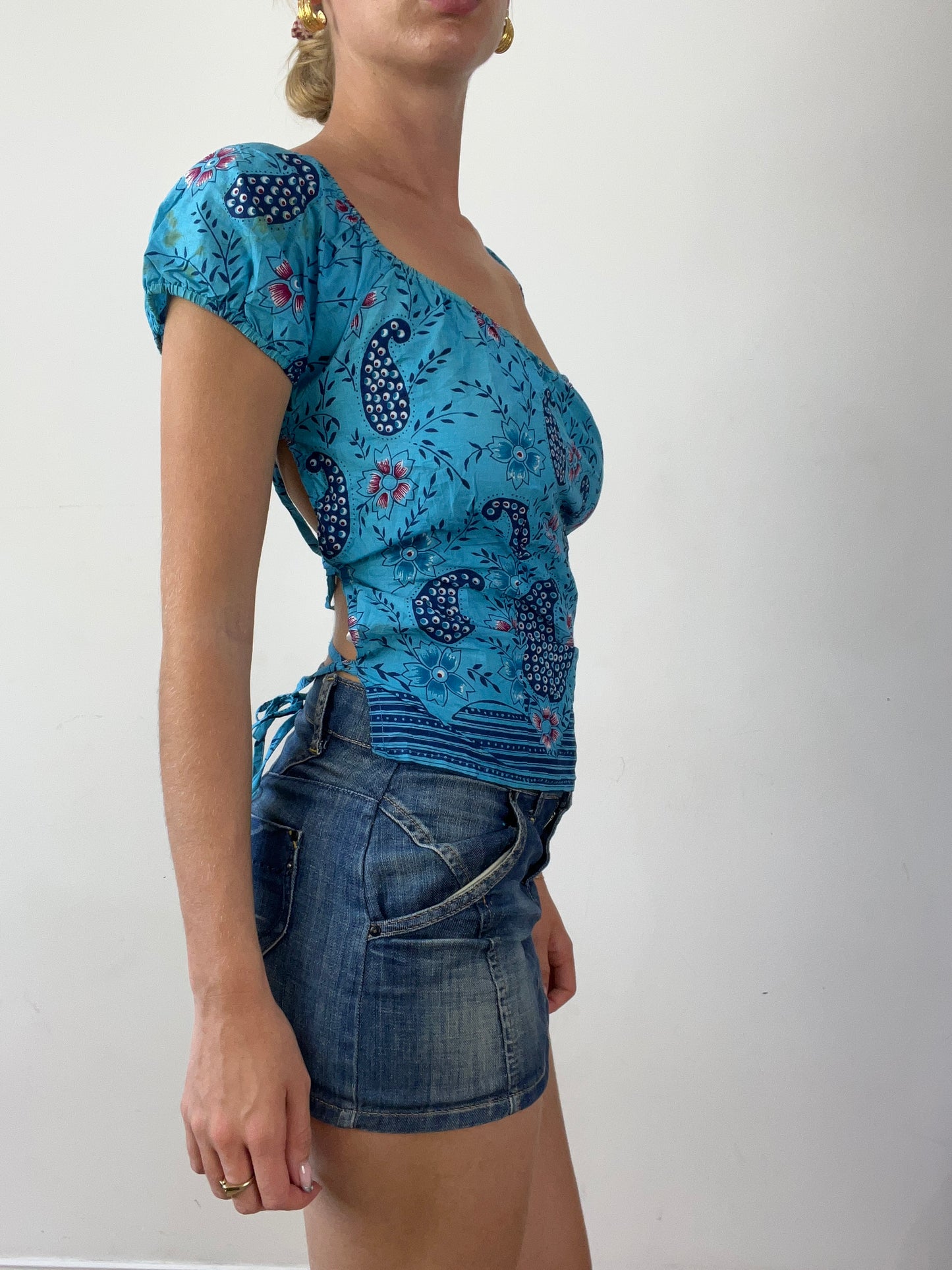💻‼️ medium blue milkmaid style top with paisley print