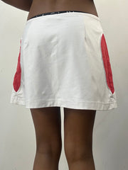 athleisure edit | Mini-sorte branco com detalhes vermelhos