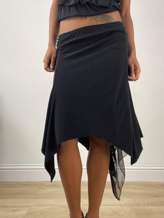 Vintage Schnitt: Halloween | kleiner schwarzer asymmetrischer Midirock mit Spitzendetail