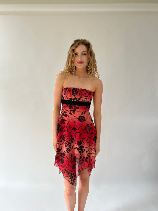 SATC drop | pequeño vestido superpuesto de malla sin tirantes rojo jane normal con detalle de flor negra y lazo de espalda