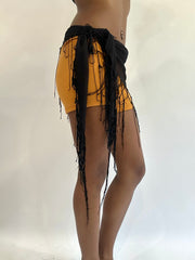beach drop | taille: OS · couleur: noir · article: étole transparente · détails: pompons + longueur mini