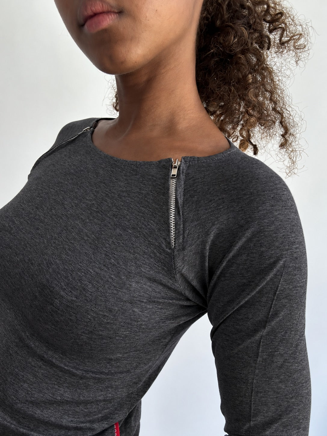 💻‼️ | small dark grey long sleeve top with zip details