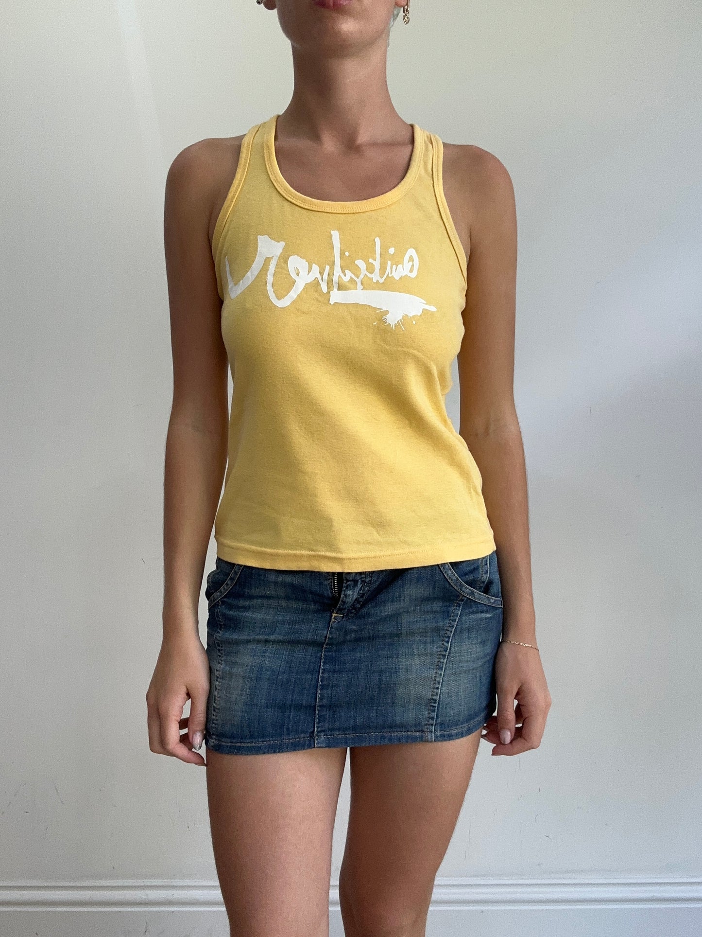 💻‼️ orange tank top with quick silver spell out in white