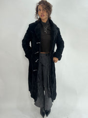 FAVORITOS DE INVIERNO | pequeña gabardina de estilo gamuza negra con adorno de piel sintética