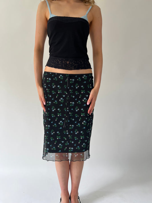 SATC drop | pequeña falda midi superpuesta de malla negra con un patrón de flores azules