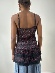 LFW edit | cami negro medio con estampado floral rosa y rojo