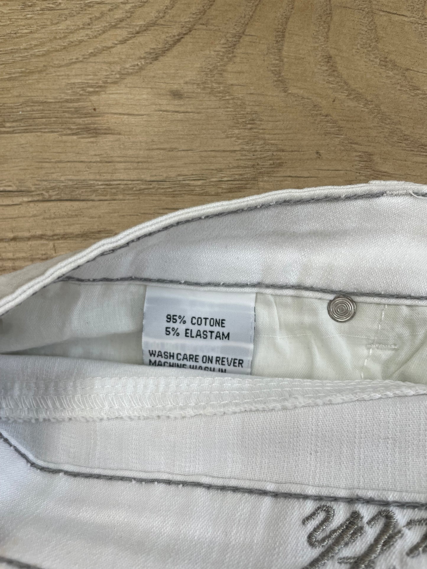 VINTAGE PICKS | small white mini skirt with embroidered detailing