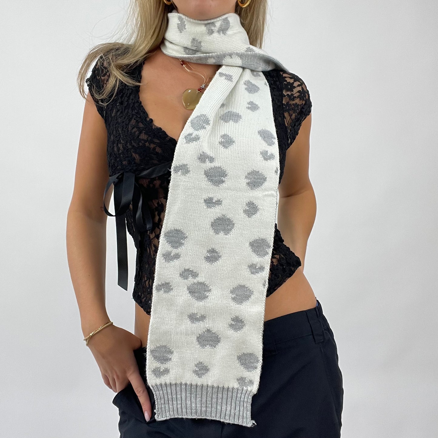 💻 POSH AND BECKS DROP | grey knit heart print hat and reversible scarf set