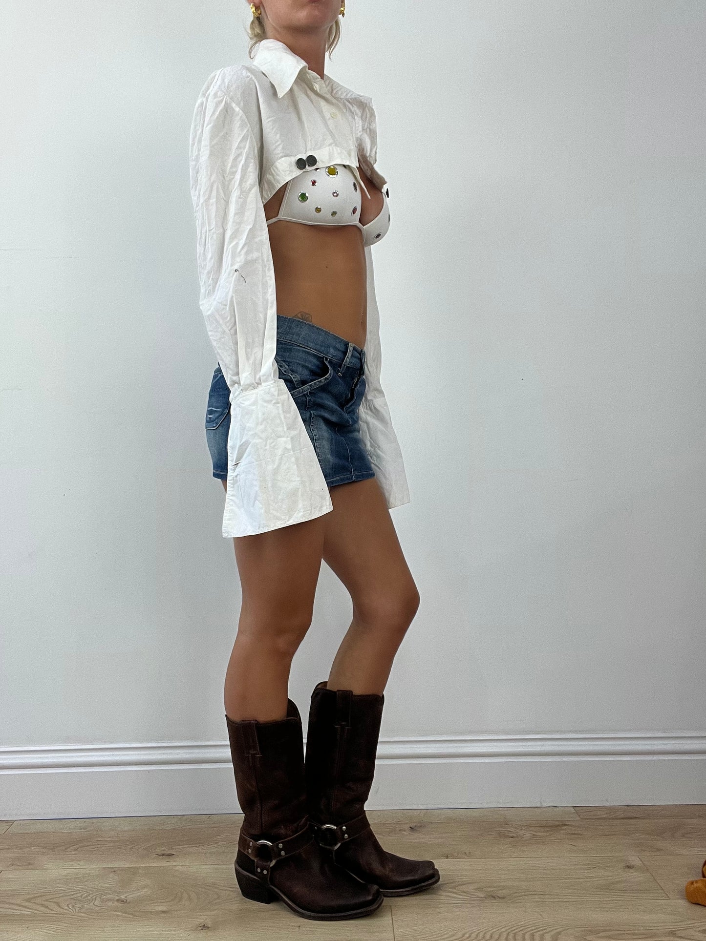 GIRLBAND DROP | medium white cropped long sleeve shirt