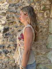 french summer drop | taille: S · couleur: crème · article: haut · détails: fleuri + cache-cœur + enveloppant