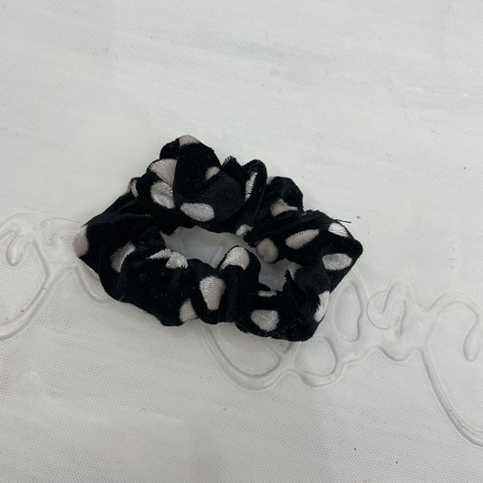 💻⭐️ | black/white polka dot velvet scrunchie