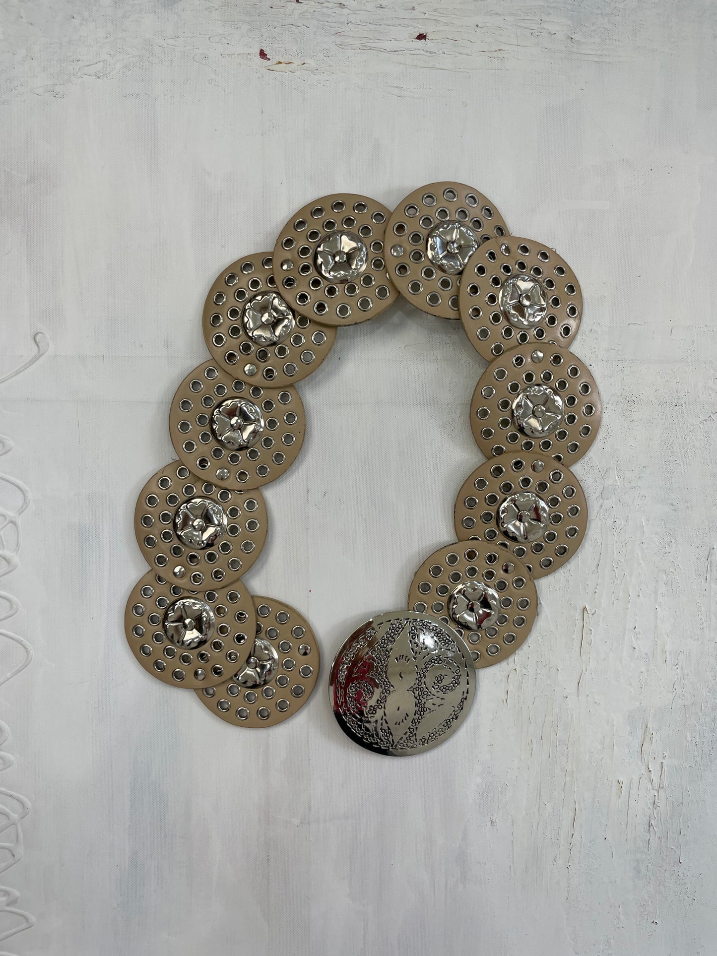 VINTAGE PICKS | beige and silver statement buckle belt