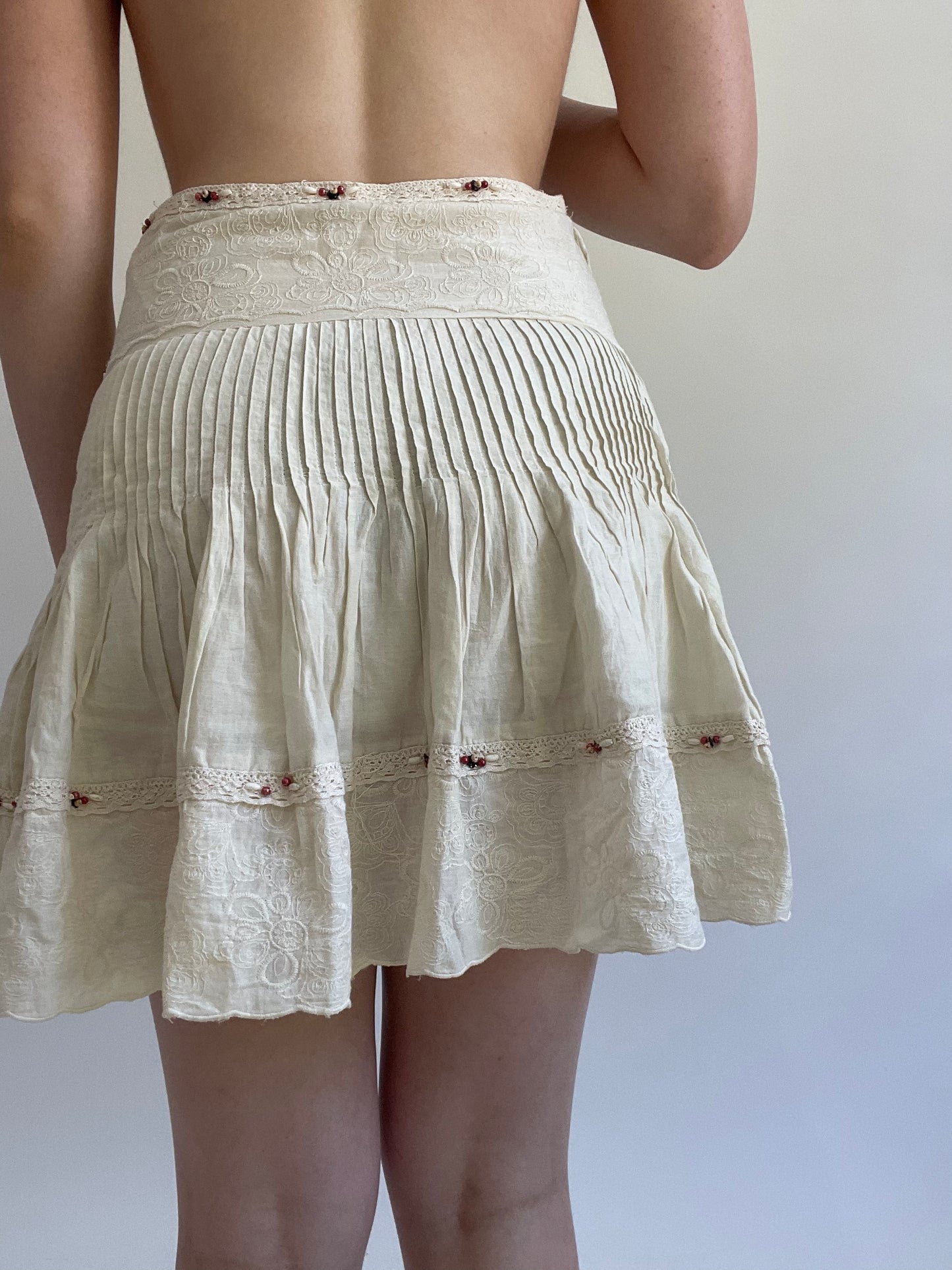 Y2K| small cream mini skirt with beaded detail