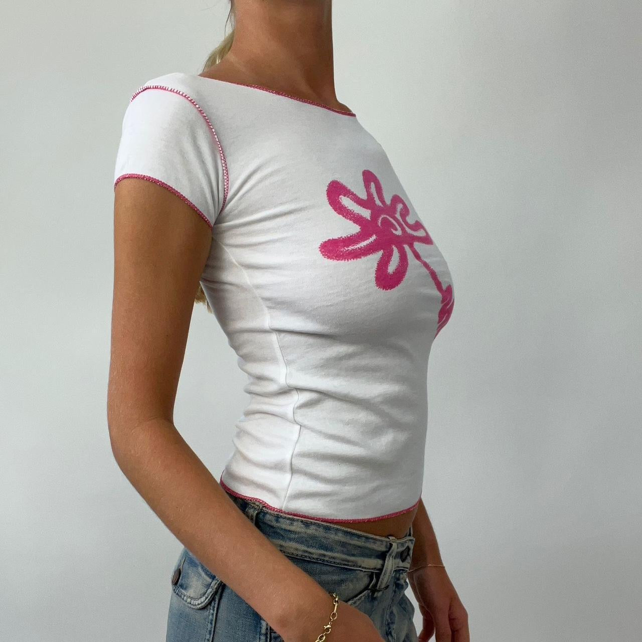 💻‼️ baby tee with pink flower graphic